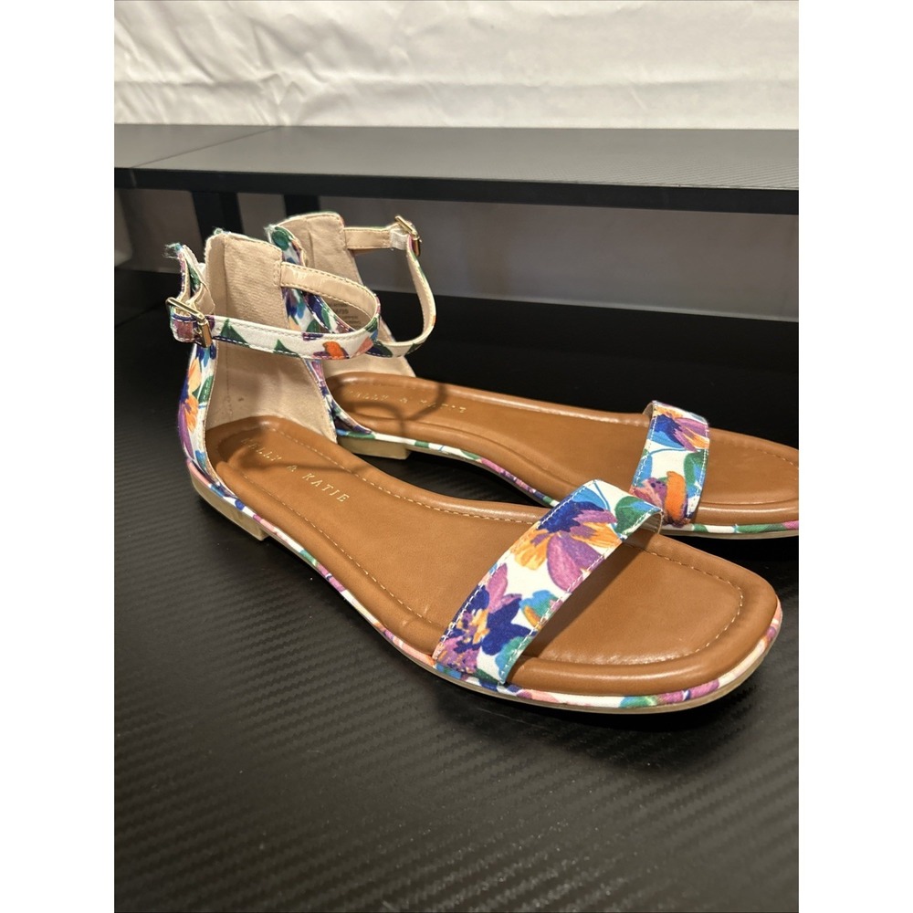 Kelly & Kate Floral Sandals Ankle Buckle & VIP Size 8